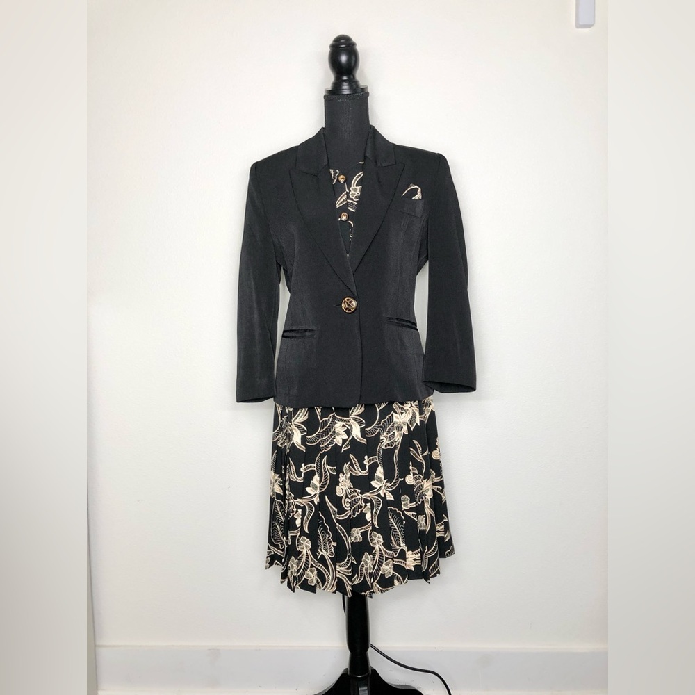 Women’s Fashion 2-Piece Black Blazer & Pleated Skirt Suit Set - Petites